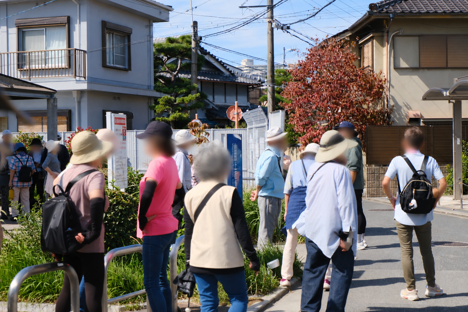 地域の参加者が健食健歩会でウォーキングに取り組む様子